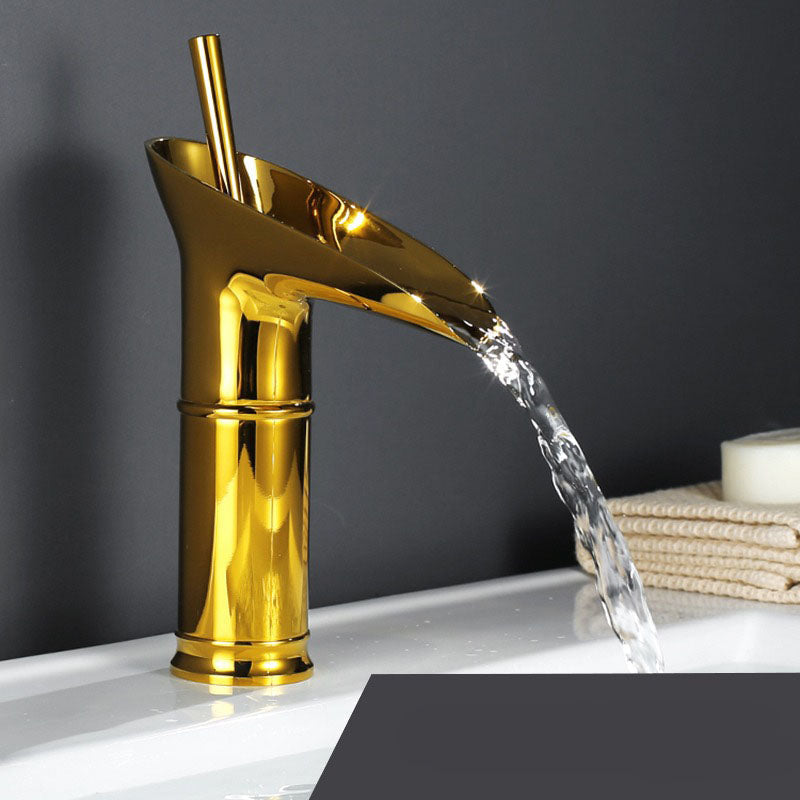 Grifo de baño vintage con salida de agua en cascada y un solo orificio