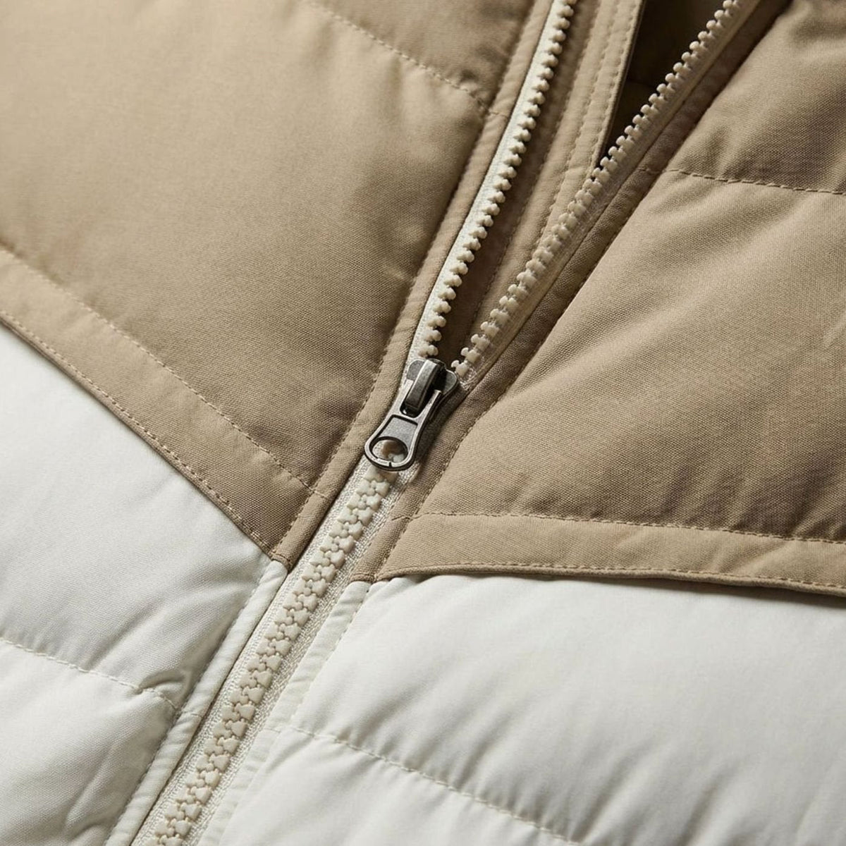 Chaqueta acolchada para hombre con paneles en contraste y capucha