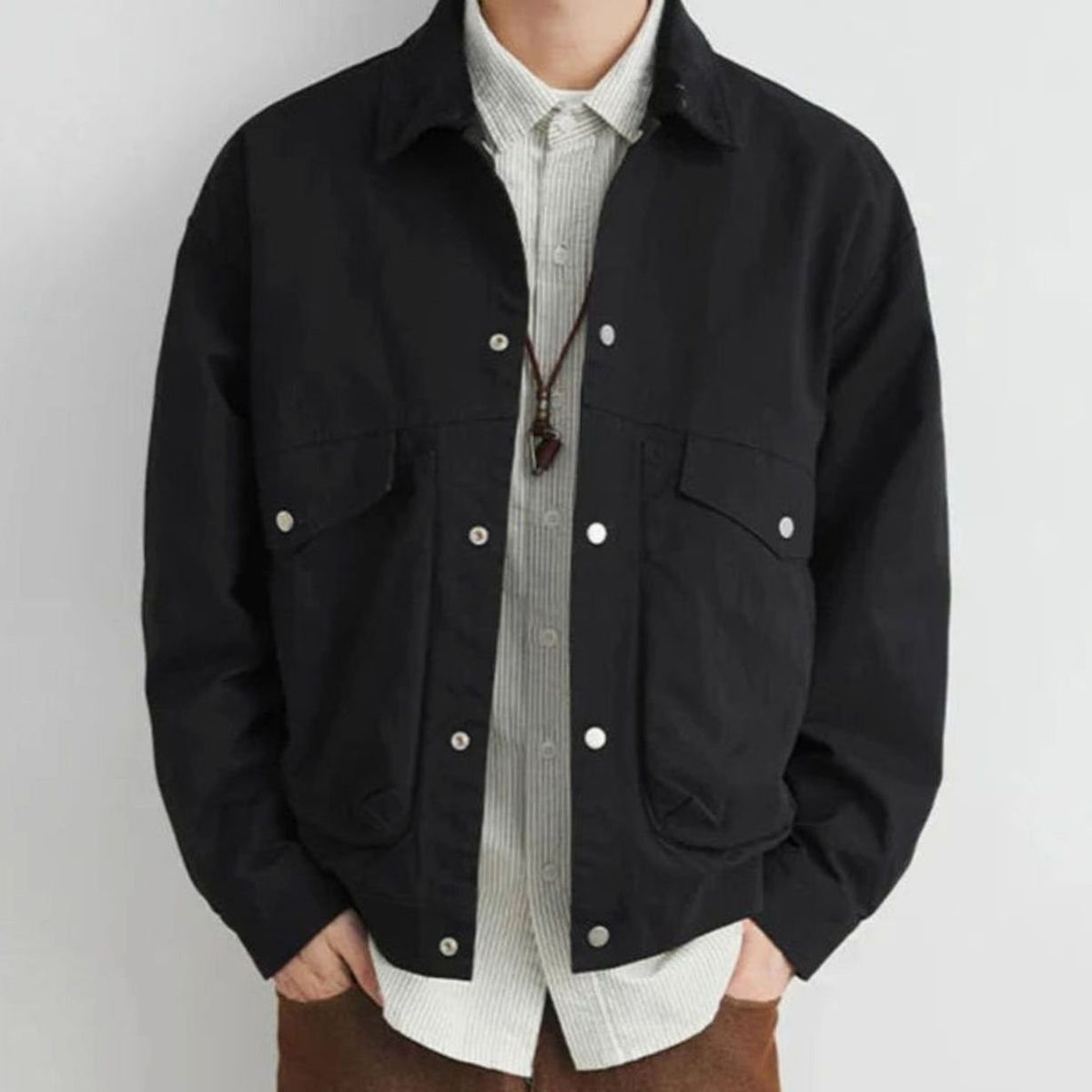 Chaqueta de algodón para hombre, de estilo utilitario, con botones a presión y bolsillos con solapa
