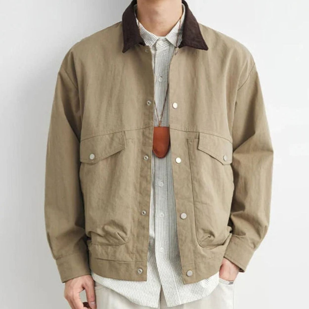 Chaqueta de algodón para hombre, de estilo utilitario, con botones a presión y bolsillos con solapa