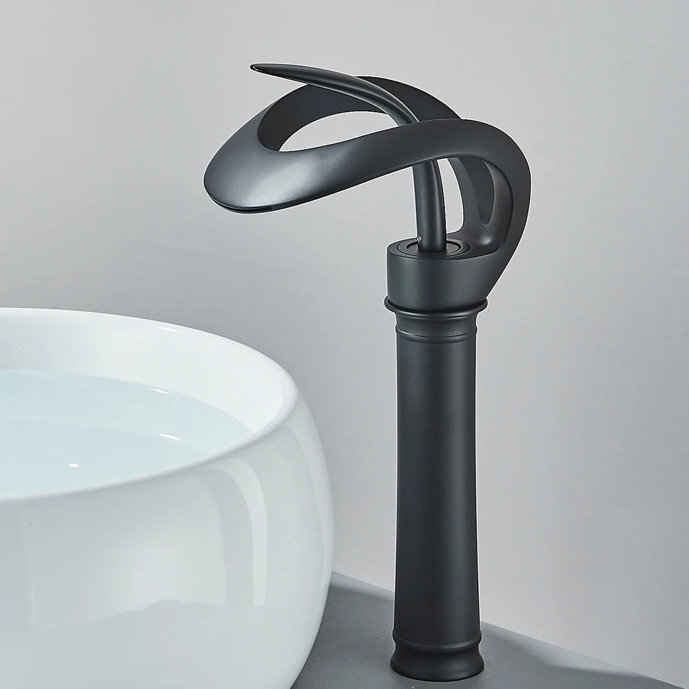 Grifo monomando minimalista para lavabo, con salida de agua en cascada