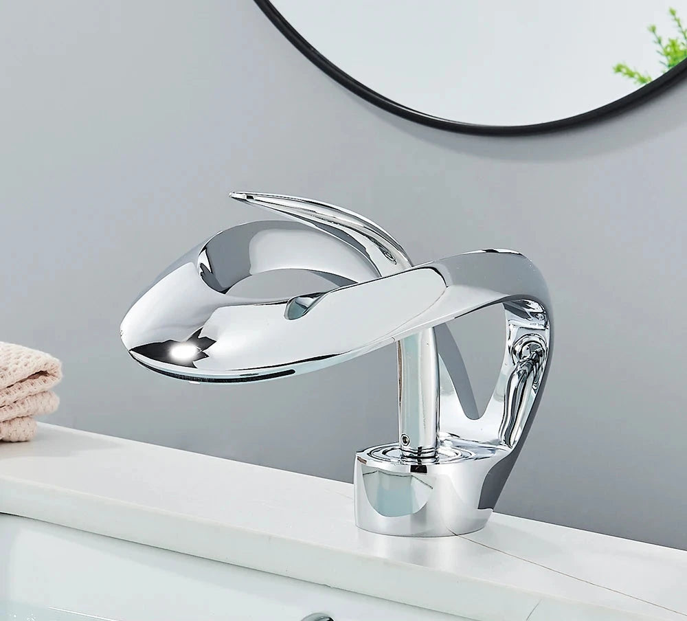 Grifo monomando minimalista para lavabo, con salida de agua en cascada
