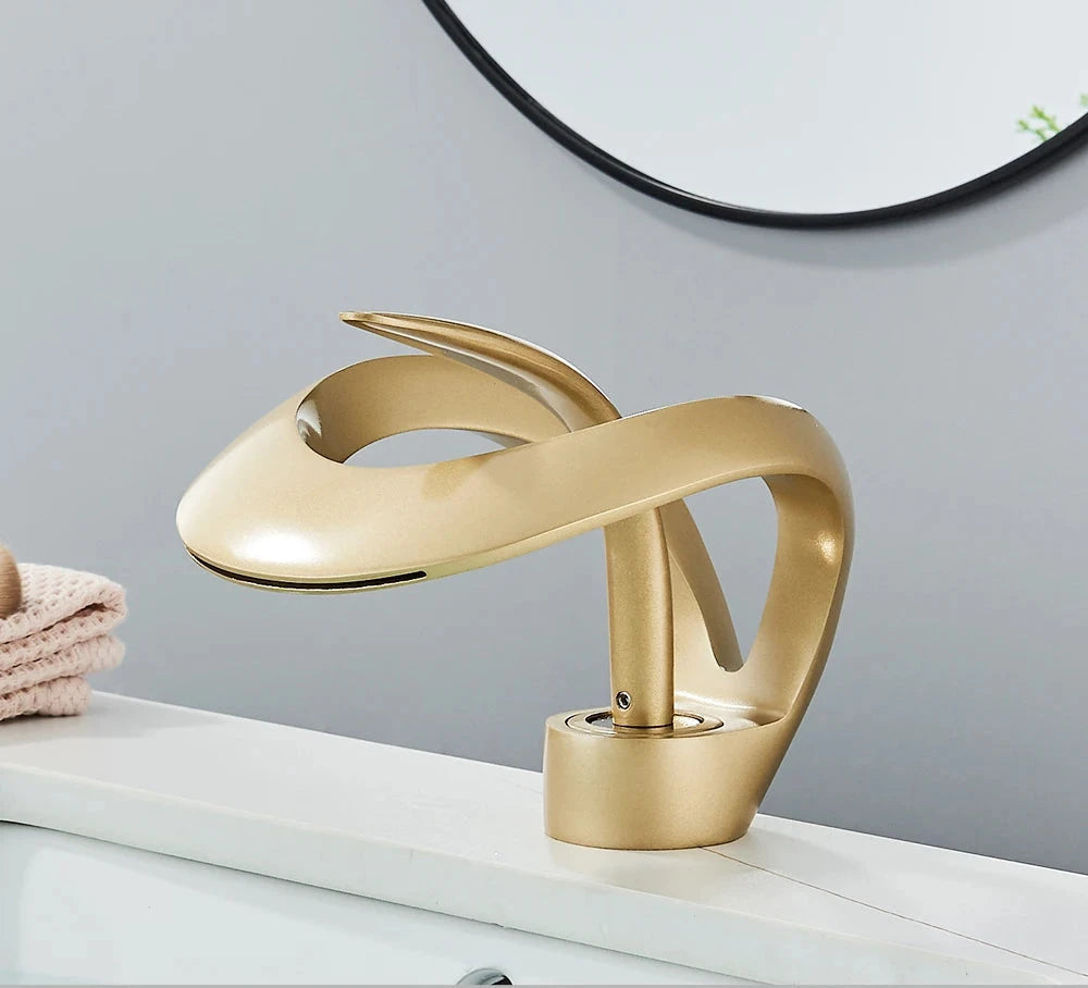 Grifo monomando minimalista para lavabo, con salida de agua en cascada