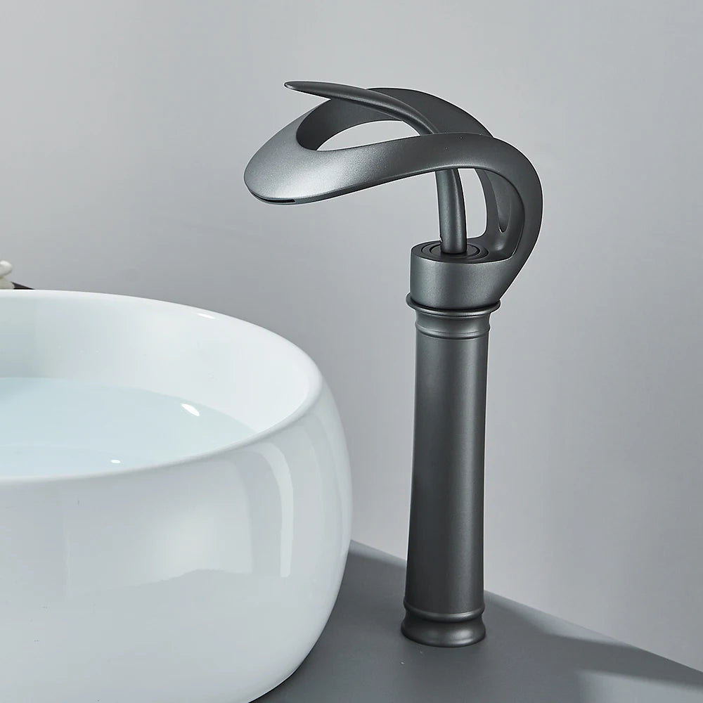 Grifo monomando minimalista para lavabo, con salida de agua en cascada