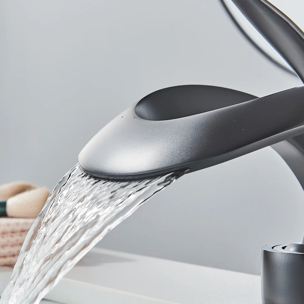 Grifo monomando minimalista para lavabo, con salida de agua en cascada