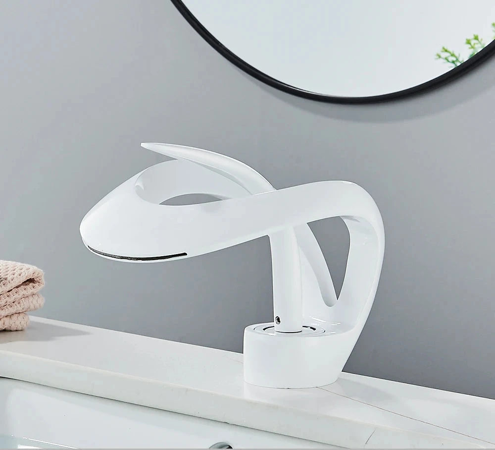 Grifo monomando minimalista para lavabo, con salida de agua en cascada