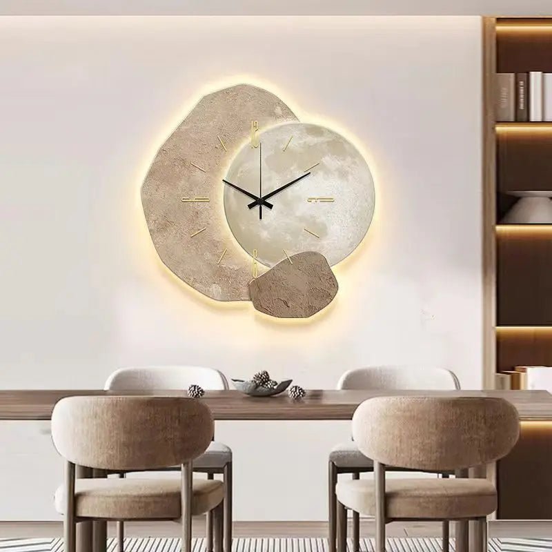 Reloj de pared minimalista escandinavo de metal y madera con mecanismo silencioso