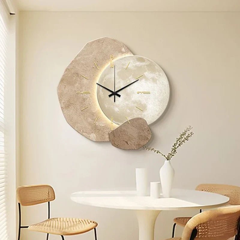 Reloj de pared minimalista escandinavo de metal y madera con mecanismo silencioso