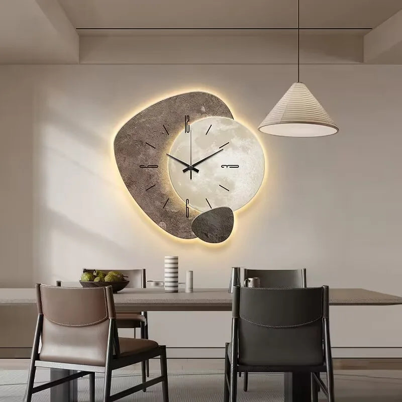Reloj de pared minimalista escandinavo de metal y madera con mecanismo silencioso