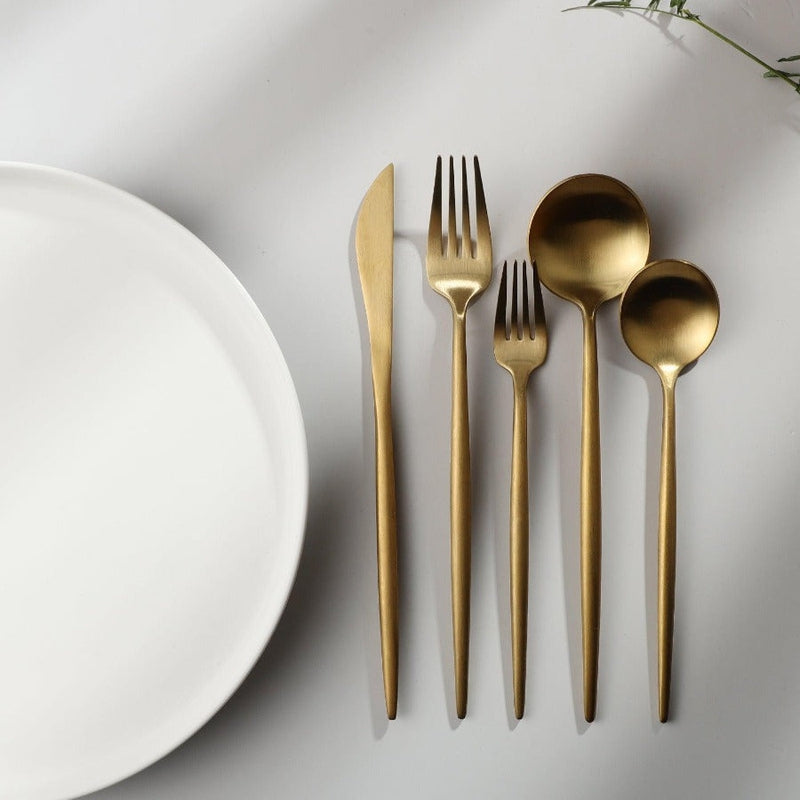 Set de cubiertos modernos y minimalistas de acero inoxidable