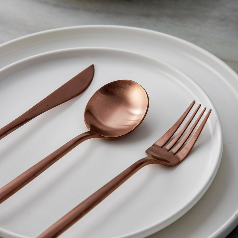 Set de cubiertos modernos y minimalistas de acero inoxidable