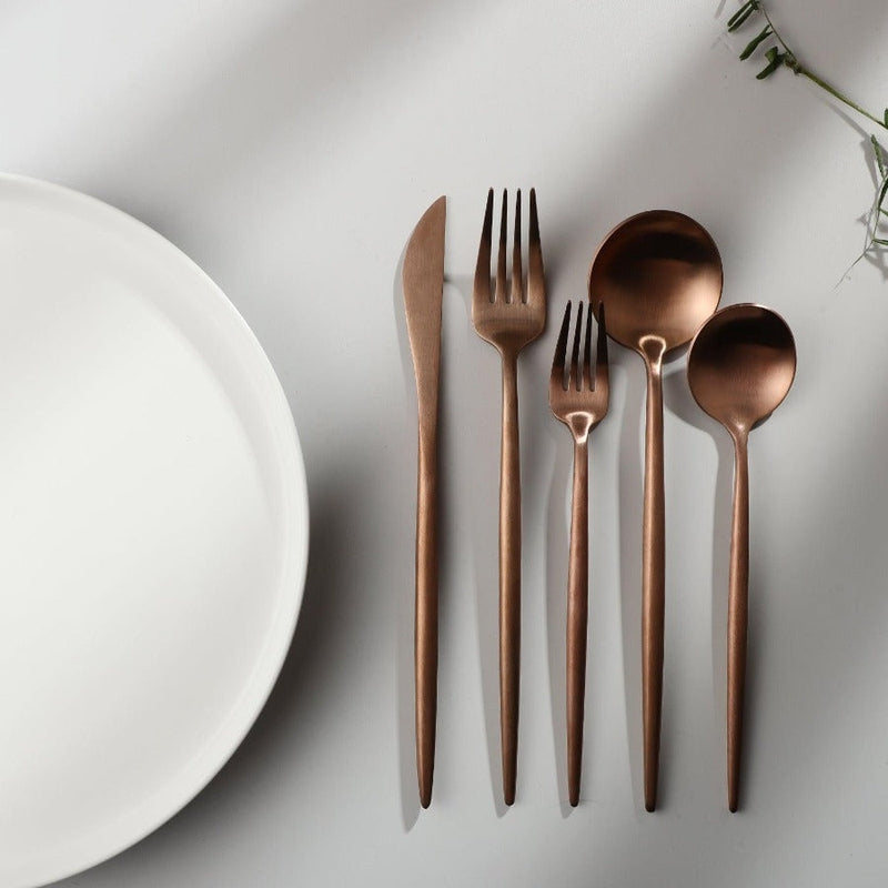 Set de cubiertos modernos y minimalistas de acero inoxidable
