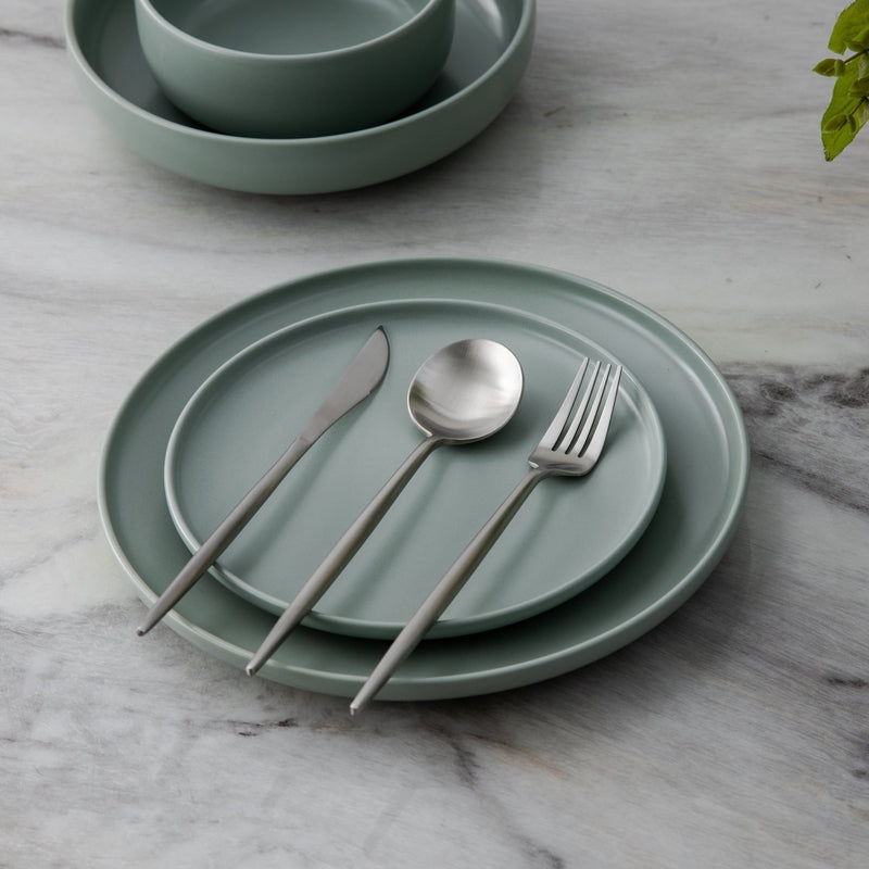 Set de cubiertos modernos y minimalistas de acero inoxidable