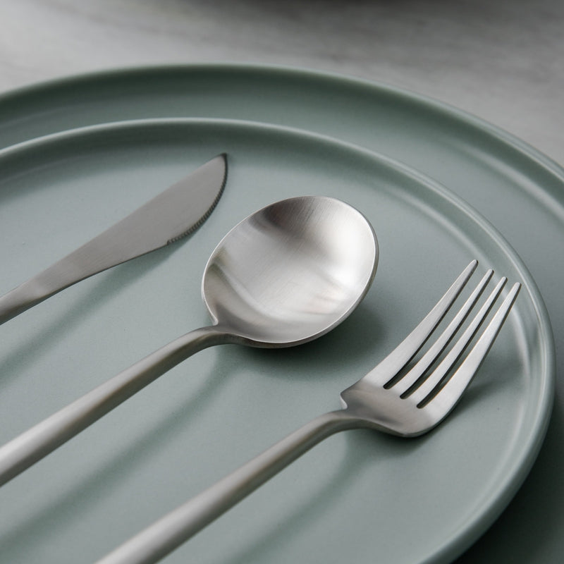 Set de cubiertos modernos y minimalistas de acero inoxidable