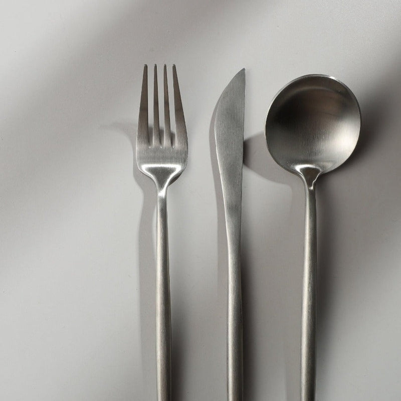 Set de cubiertos modernos y minimalistas de acero inoxidable
