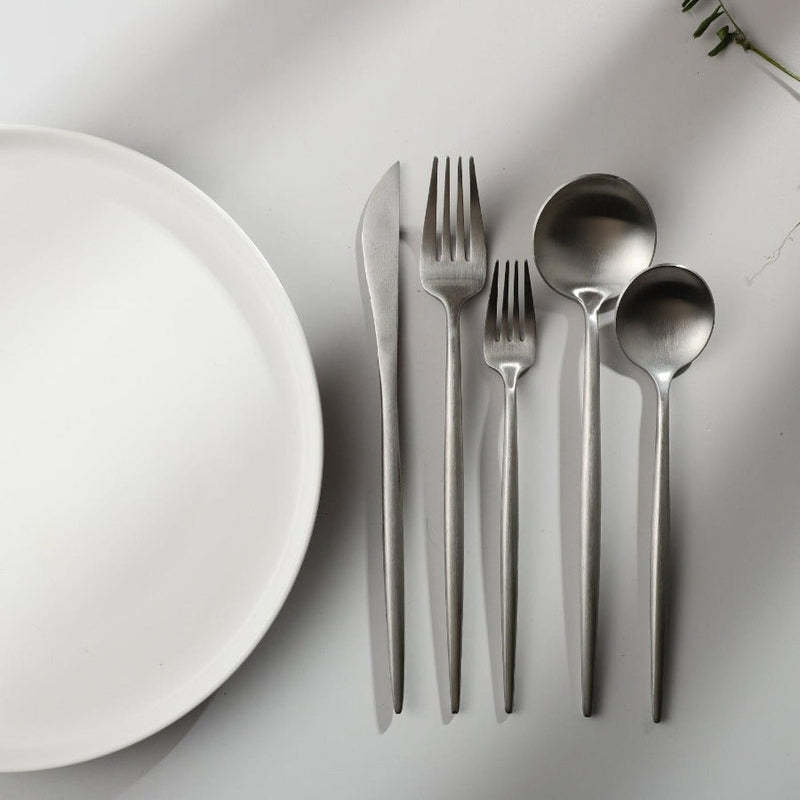 Set de cubiertos modernos y minimalistas de acero inoxidable