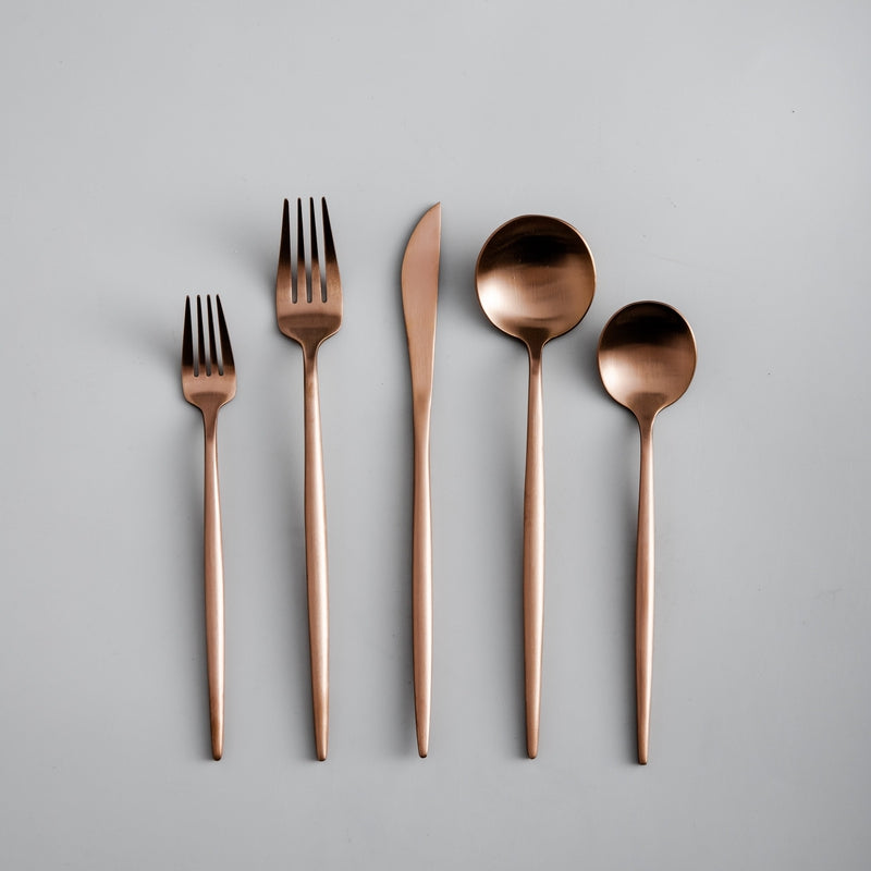 Set de cubiertos modernos y minimalistas de acero inoxidable