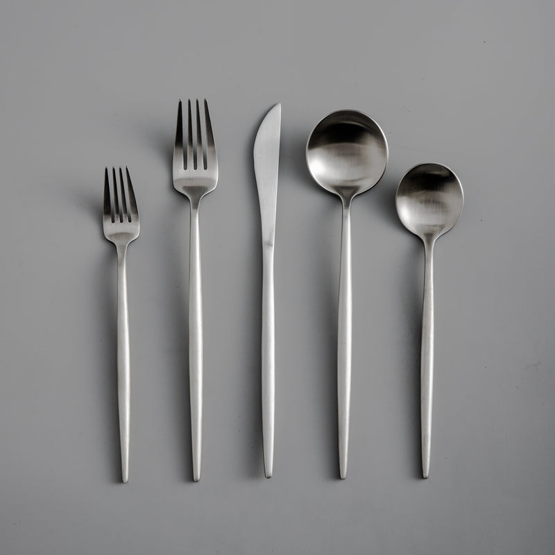 Set de cubiertos modernos y minimalistas de acero inoxidable