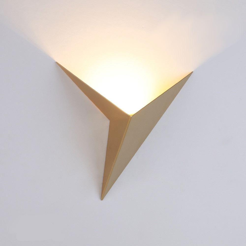 Lámpara de pared interior nórdica minimalista triangular de hierro para escaleras