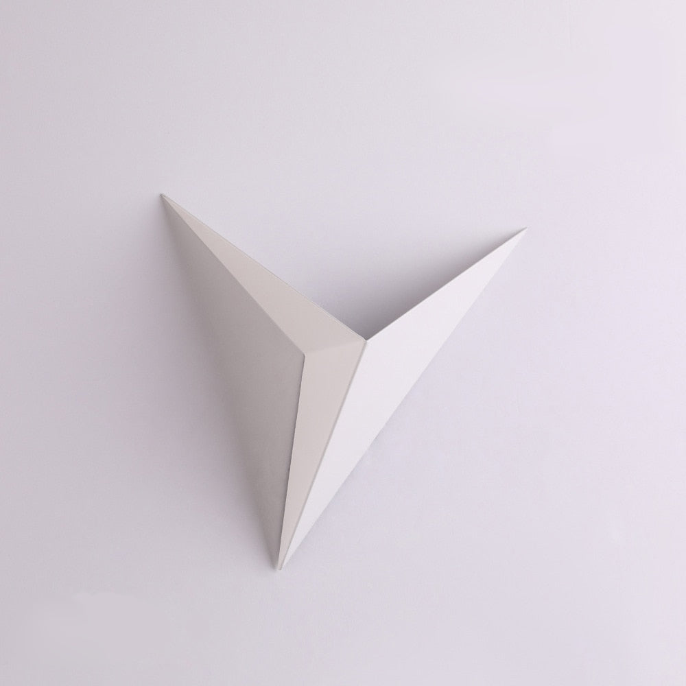 Lámpara de pared interior nórdica minimalista triangular de hierro para escaleras