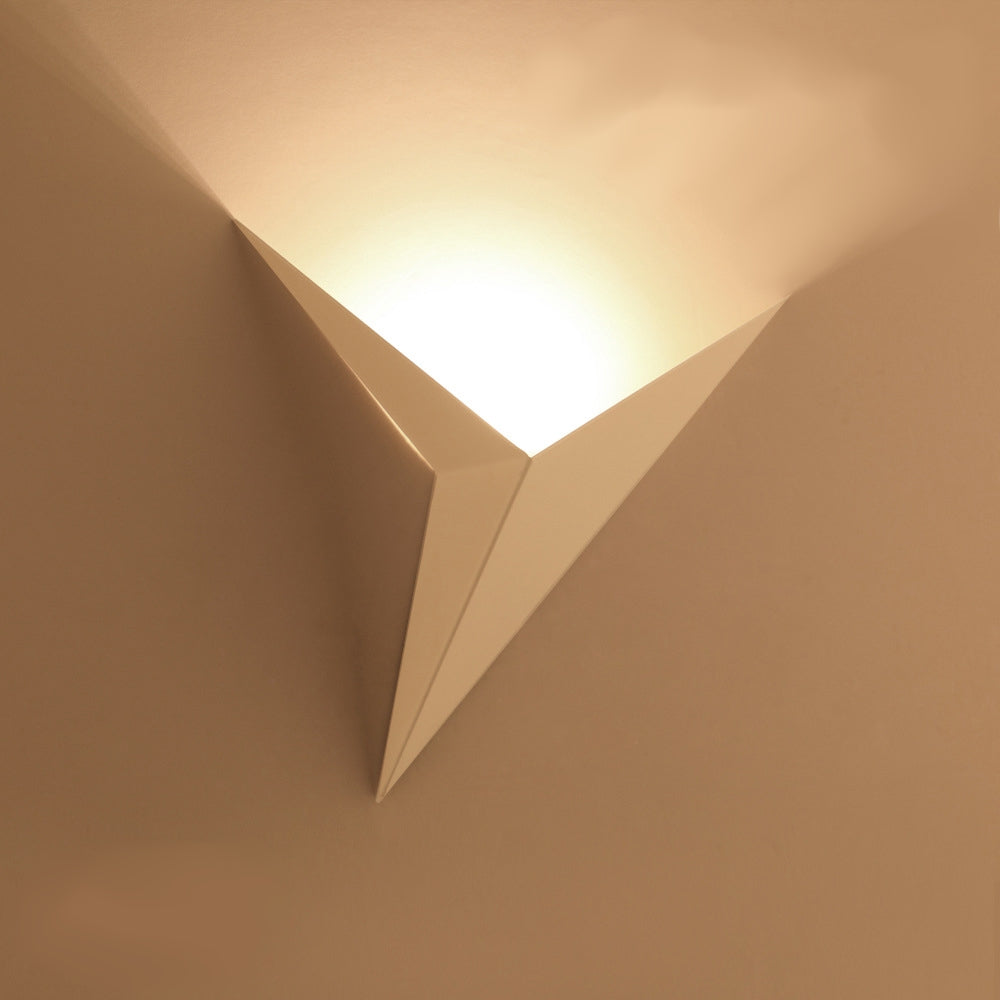 Lámpara de pared interior nórdica minimalista triangular de hierro para escaleras