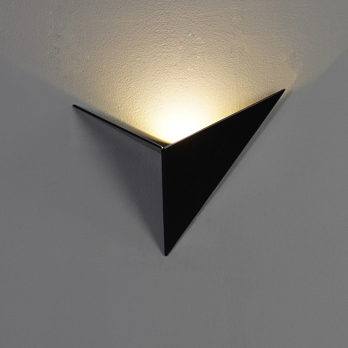Lámpara de pared interior nórdica minimalista triangular de hierro para escaleras