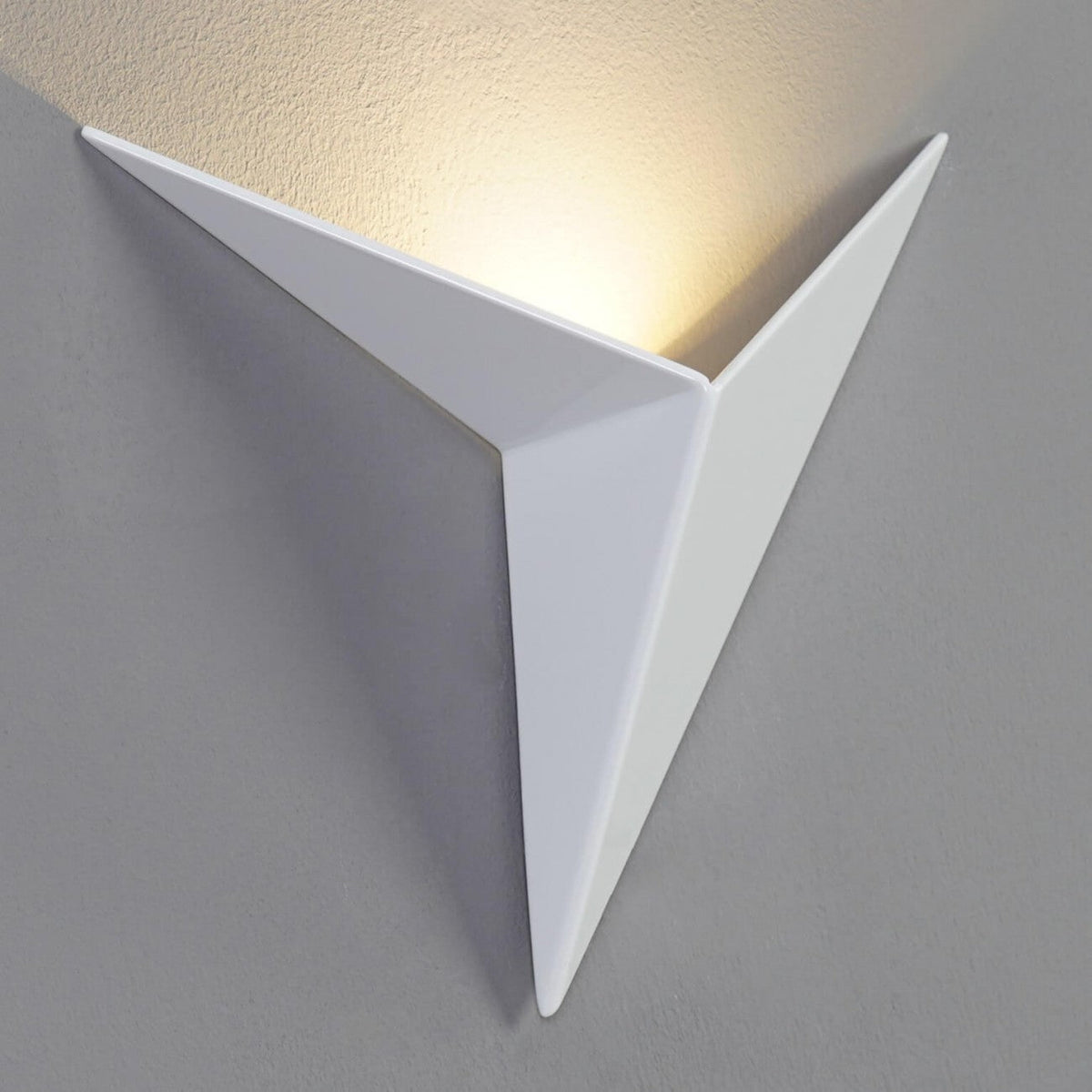 Lámpara de pared interior nórdica minimalista triangular de hierro para escaleras