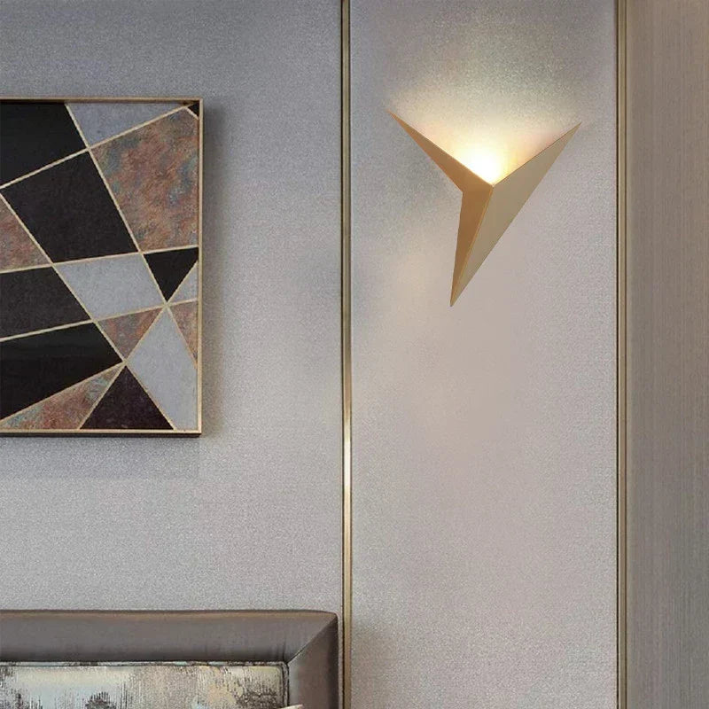 Lámpara de pared interior nórdica minimalista triangular de hierro para escaleras