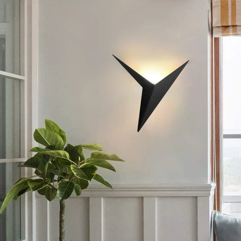Lámpara de pared interior nórdica minimalista triangular de hierro para escaleras