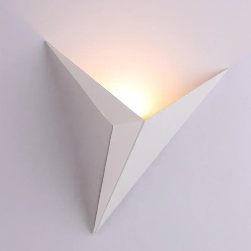 Lámpara de pared interior nórdica minimalista triangular de hierro para escaleras