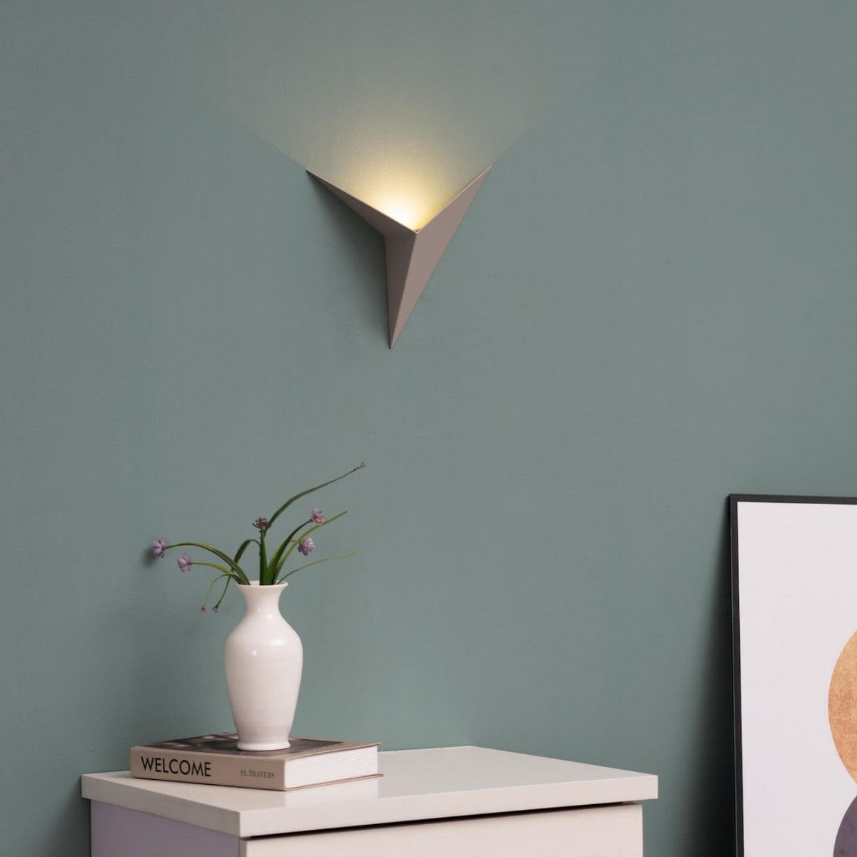 Lámpara de pared interior nórdica minimalista triangular de hierro para escaleras
