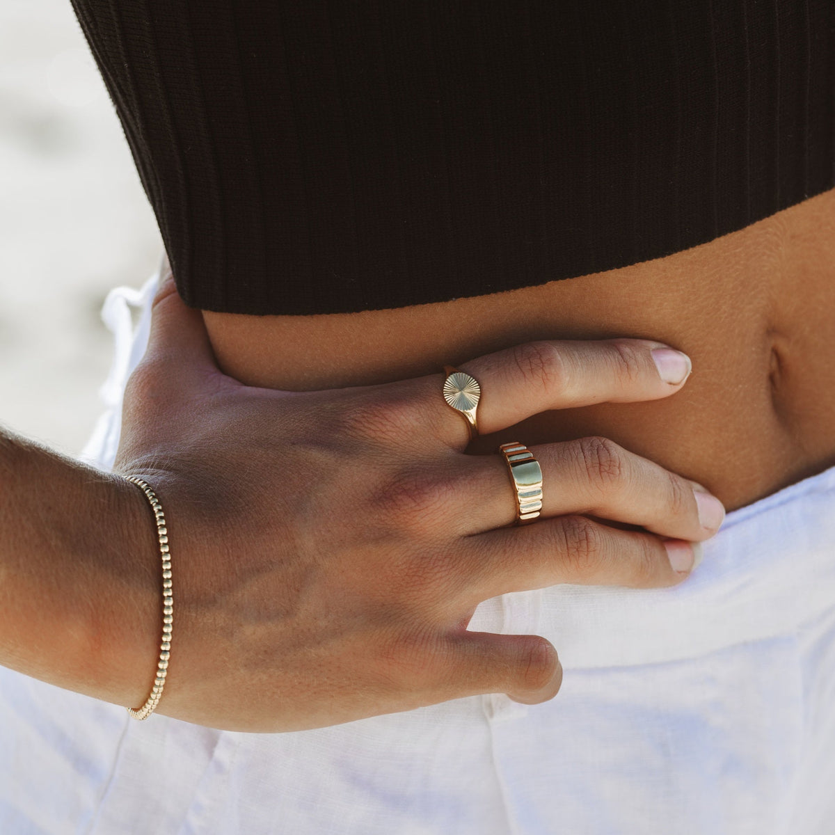 Pulsera de plata chapada en oro, fina, de cuentas y combinable en capas