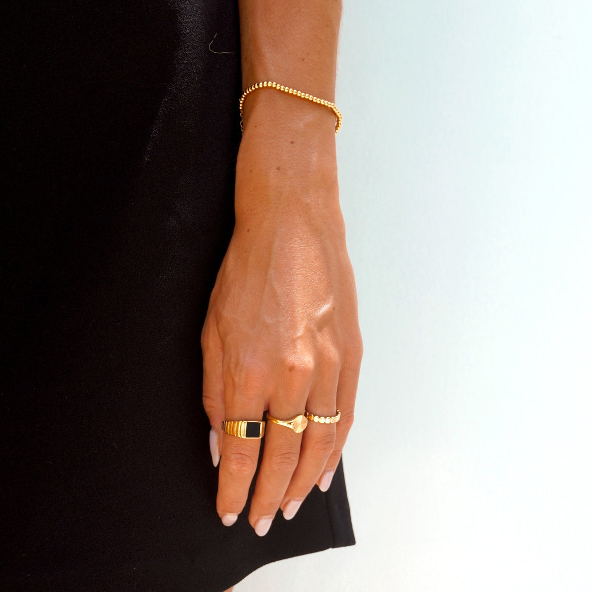 Pulsera de plata chapada en oro, fina, de cuentas y combinable en capas