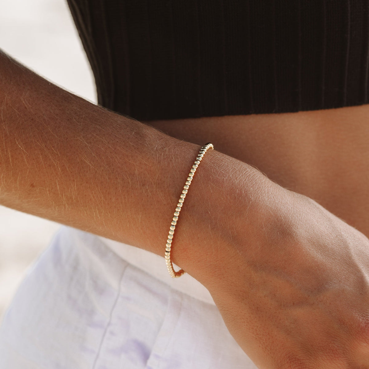 Pulsera de plata chapada en oro, fina, de cuentas y combinable en capas