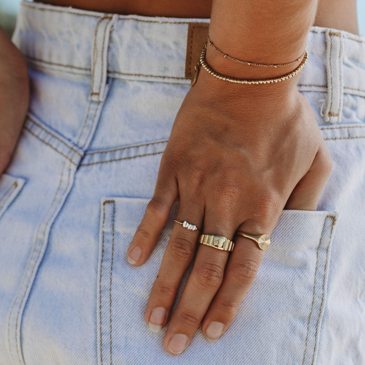Pulsera de plata chapada en oro, fina, de cuentas y combinable en capas