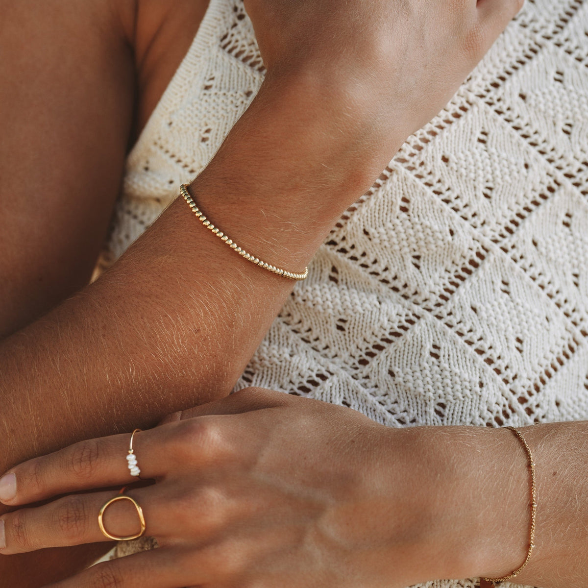 Pulsera de plata chapada en oro, fina, de cuentas y combinable en capas