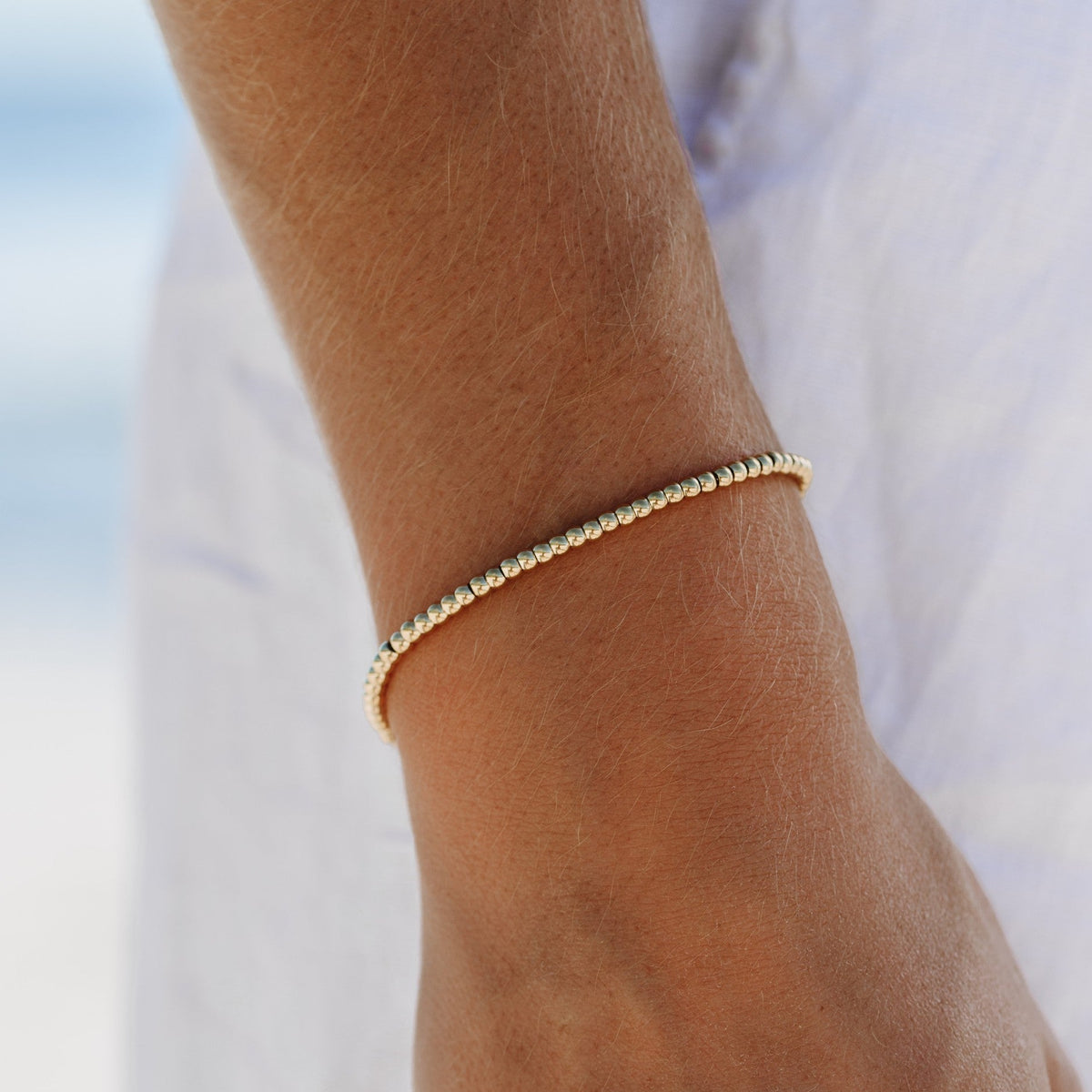 Pulsera de plata chapada en oro, fina, de cuentas y combinable en capas