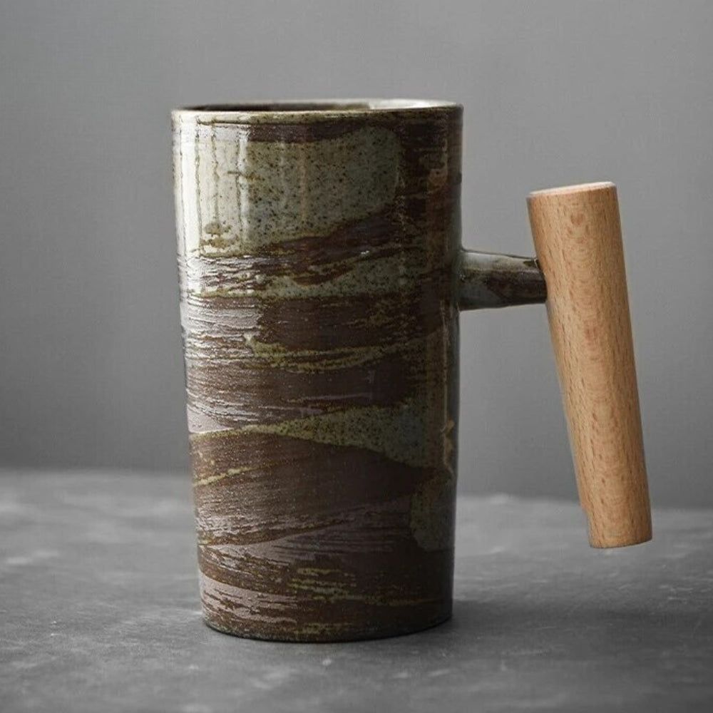 Taza de café nórdica de cerámica en tonos terrosos con asa de madera
