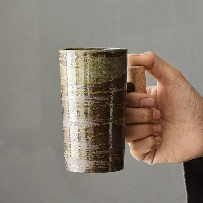 Taza de café nórdica de cerámica en tonos terrosos con asa de madera