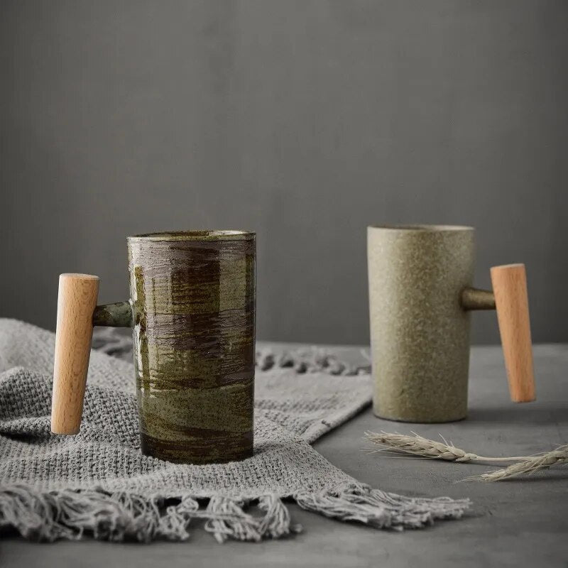Taza de café nórdica de cerámica en tonos terrosos con asa de madera
