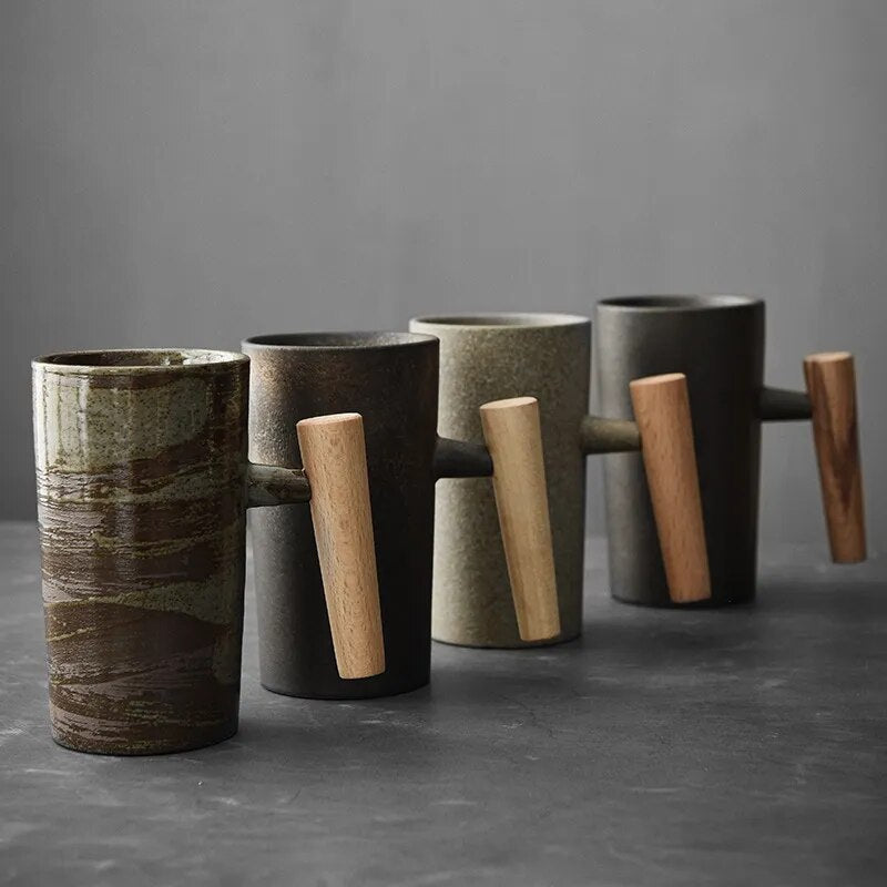 Taza de café nórdica de cerámica en tonos terrosos con asa de madera