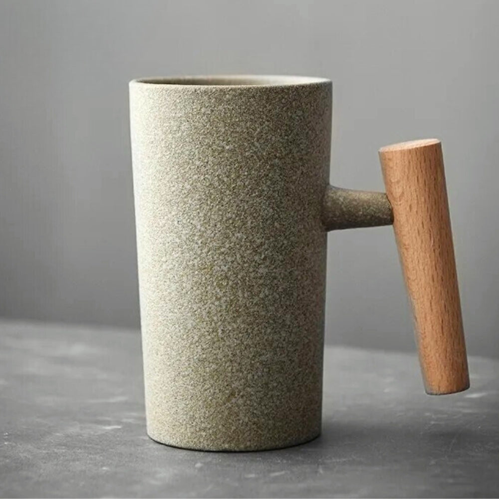 Taza de café nórdica de cerámica en tonos terrosos con asa de madera