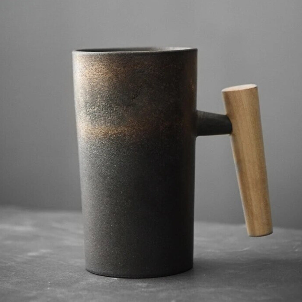 Taza de café nórdica de cerámica en tonos terrosos con asa de madera