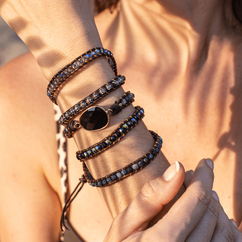 Pulsera envolvente artesanal ajustable de cuero con piedra de ónix y cuarzo