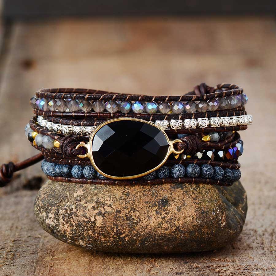 Pulsera envolvente artesanal ajustable de cuero con piedra de ónix y cuarzo
