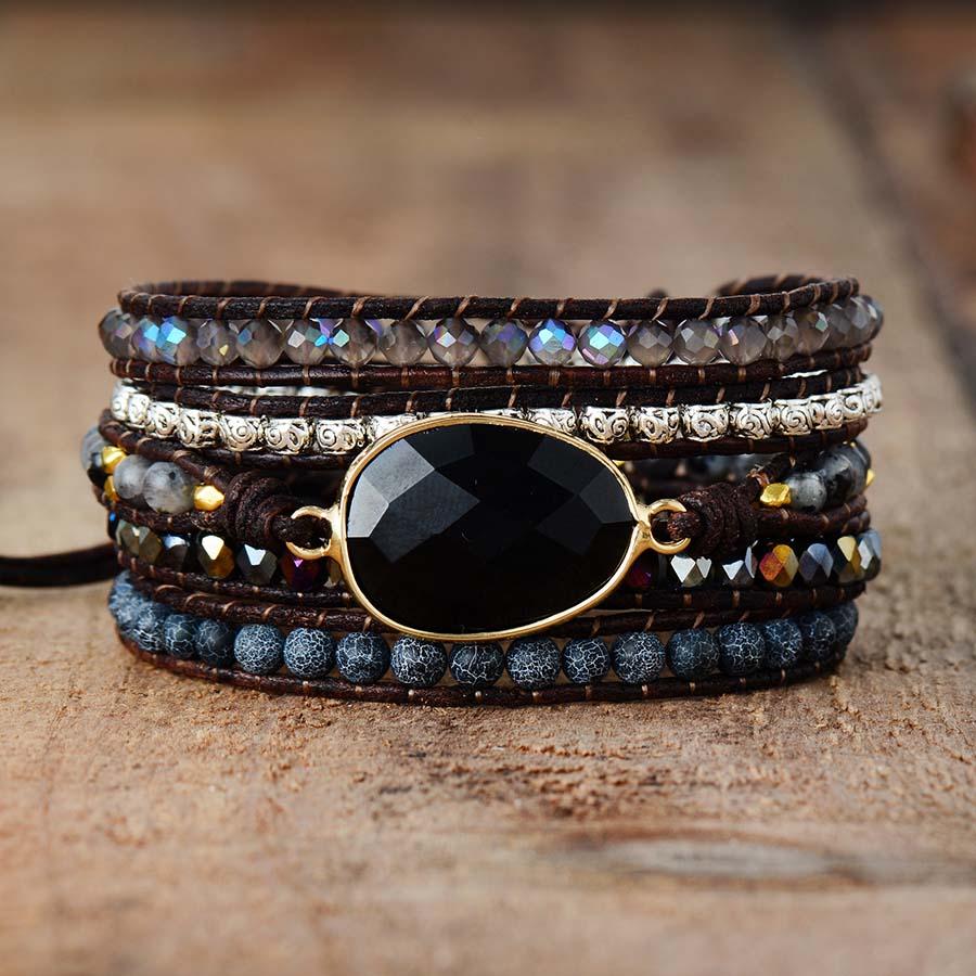 Pulsera envolvente artesanal ajustable de cuero con piedra de ónix y cuarzo