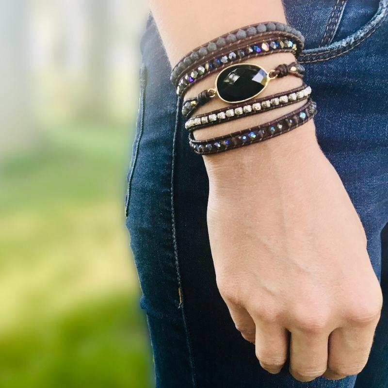 Pulsera envolvente artesanal ajustable de cuero con piedra de ónix y cuarzo