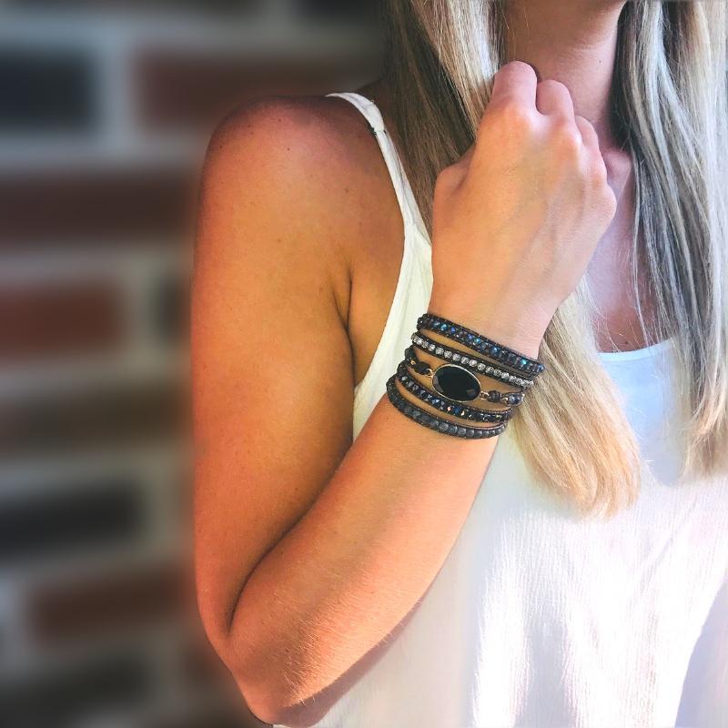 Pulsera envolvente artesanal ajustable de cuero con piedra de ónix y cuarzo