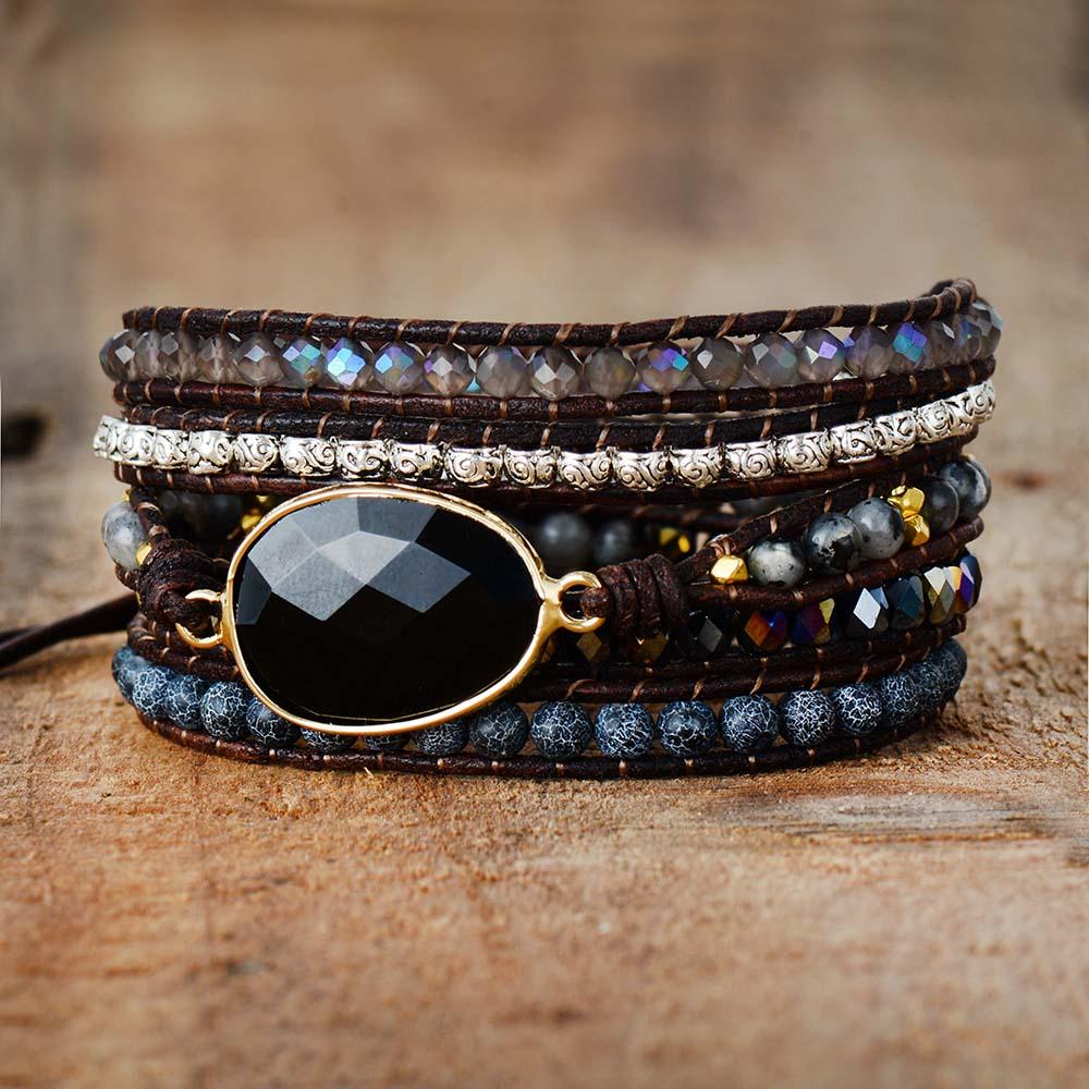 Pulsera envolvente artesanal ajustable de cuero con piedra de ónix y cuarzo