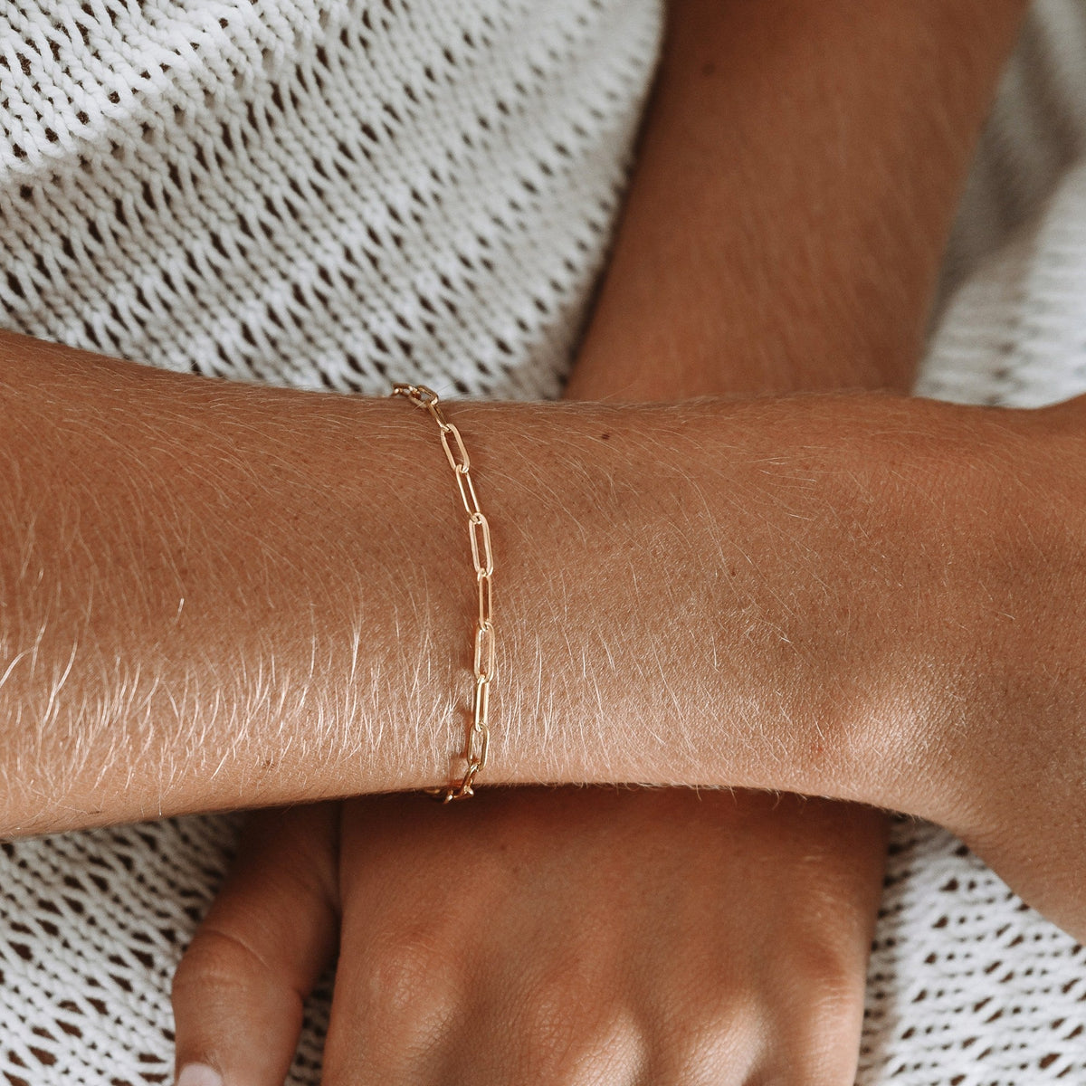 Pulsera minimalista de cadena con eslabones tipo clip, ajustable y chapada en oro